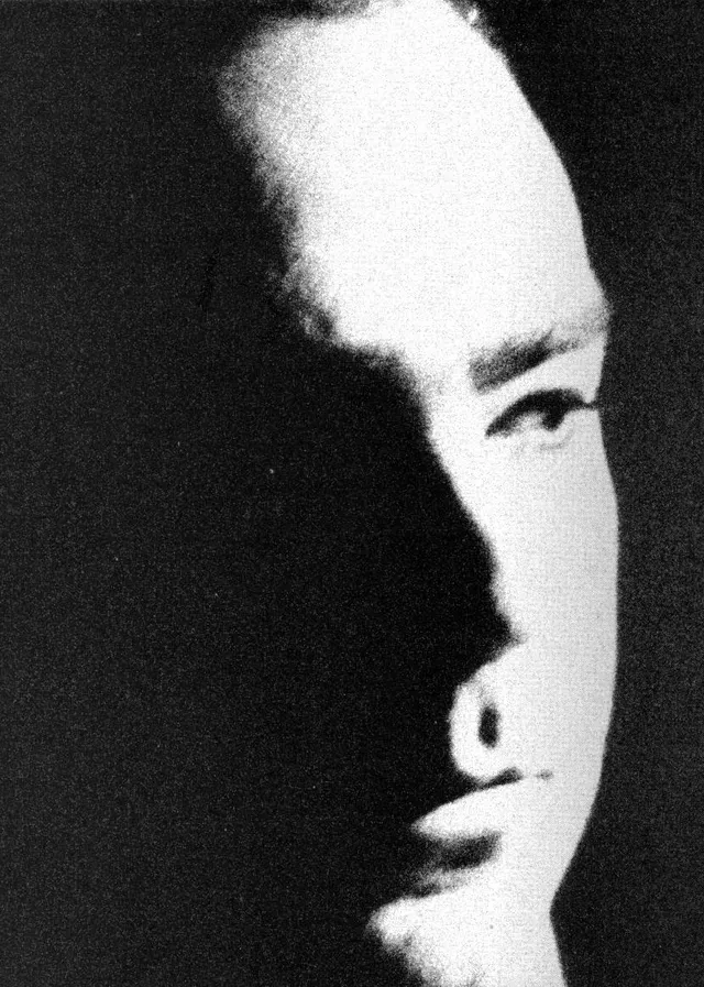 Rosto em preto e branco, meio na sombra, em cena do curta Saudade. Foto de Francelino França